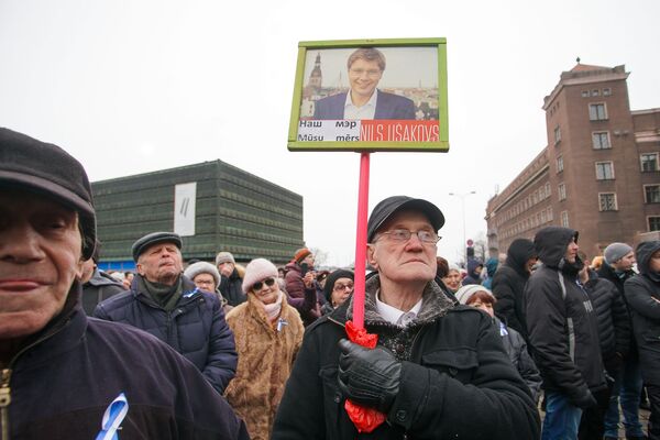 Митинг на Ратушной площади в поддержку мэра города Нила Ушакова Митинг на Ратушной площади в поддержку мэра города Нила Ушакова - Sputnik Латвия