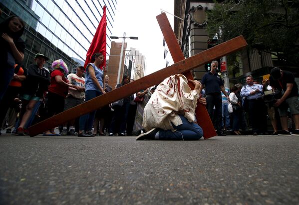 Актер Брендан Пол несет деревянный крест во время шествия в Страстную пятницу в Сиднее, Австралия - Sputnik Latvija