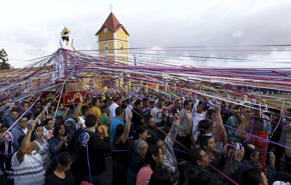 Католики несут статую Иисуса во время страстной недели в Кот-де Картаго, Коста-Рика - Sputnik Latvija