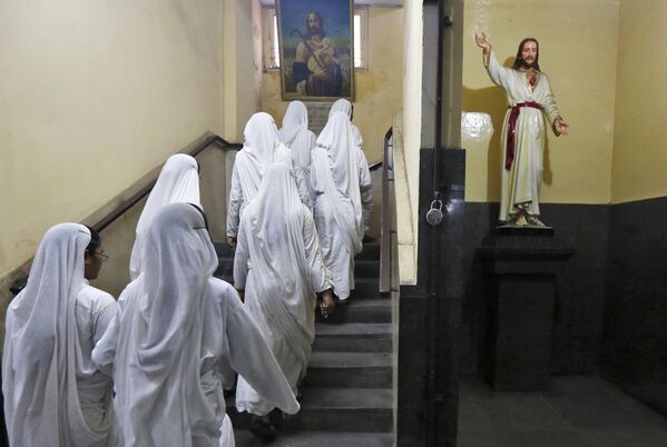 Католические монахини в церкви в Калькутте, Индия - Sputnik Latvija