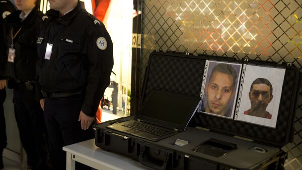 Сотрудники полиции с фотографией подозреваемых Абдеслама и Абрини - Sputnik Латвия
