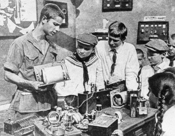 Пионеры изучают устройство радиоприемника - Sputnik Латвия