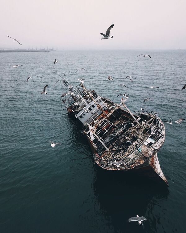 Заброшенный корабль близ города Корсаков на острове Сахалин - Sputnik Латвия