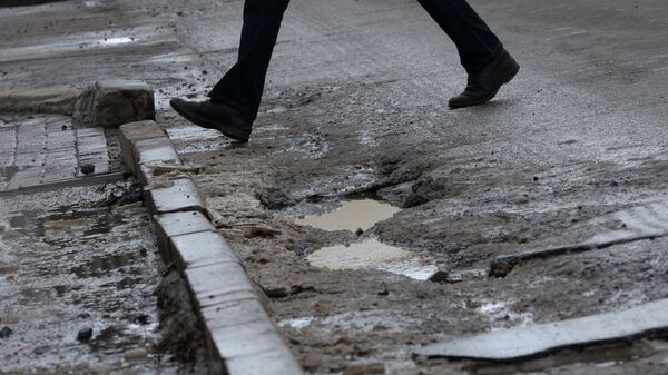 Ямы и рытвины на разбитом дорожном покрытии - Sputnik Latvija