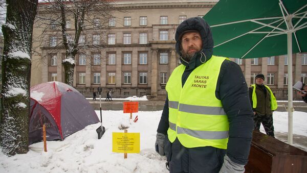 Айнарс Кадишс проводит голодовку у здания кабинета министров в Риге - Sputnik Латвия