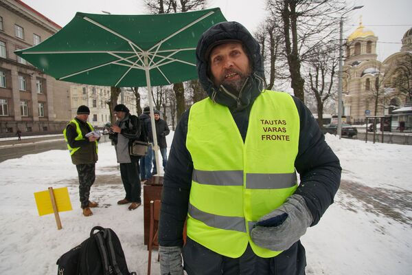 Latvija ies bojā. Pelnīti: kāpēc latvietis uzsācis bada streiku pie Ministru kabineta? Latvija ies bojā. Pelnīti: kāpēc latvietis uzsācis bada streiku pie Ministru kabineta? - Sputnik Latvija