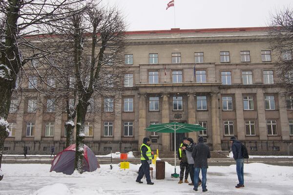 Latvija ies bojā. Pelnīti: kāpēc latvietis uzsācis bada streiku pie Ministru kabineta? Latvija ies bojā. Pelnīti: kāpēc latvietis uzsācis bada streiku pie Ministru kabineta? - Sputnik Latvija