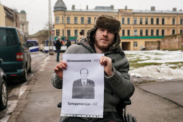 В Риге прошел пикет в защиту Олега Бурака В Риге прошел пикет в защиту Олега Бурака - Sputnik Латвия