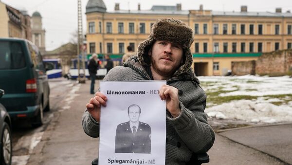 Сын Олега Бурака во время пикета у здания суда в Риге - Sputnik Латвия