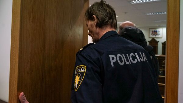Подозреваемый в шпионаже в пользу РФ Олег Бурак в здании Видземского суда в Риге - Sputnik Латвия