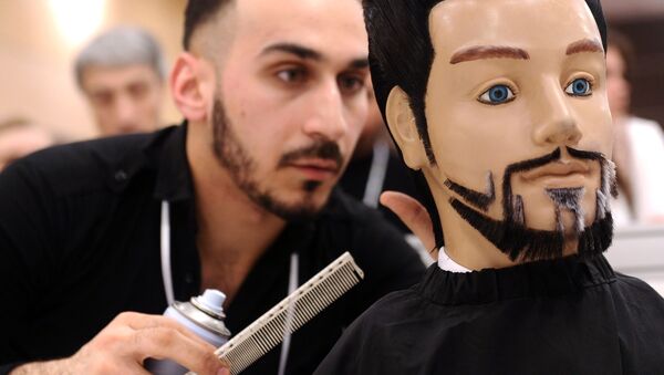 Участник конкурса делает прическу на манекене во время чемпионата России по парикмахерскому искусству в Ростове-на-Дону - Sputnik Латвия