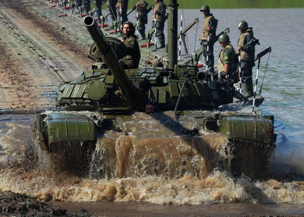 Танк Т-72 преодолевает водную преграду по понтонному мосту во время показных учений по форсированию водных преград в Приморском крае Танк Т-72 преодолевает водную преграду по понтонному мосту во время показных учений по форсированию водных преград в Приморском крае - Sputnik Латвия