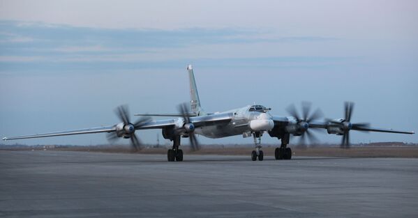 Турбовинтовой стратегический бомбардировщик-ракетоносец Ту-95МС во время ночного взлета с авиабазы Энгельса на учениях войск Центрального военного округа, 2013 год Турбовинтовой стратегический бомбардировщик-ракетоносец Ту-95МС во время ночного взлета с авиабазы Энгельса на учениях войск Центрального военного округа, 2013 год - Sputnik Латвия