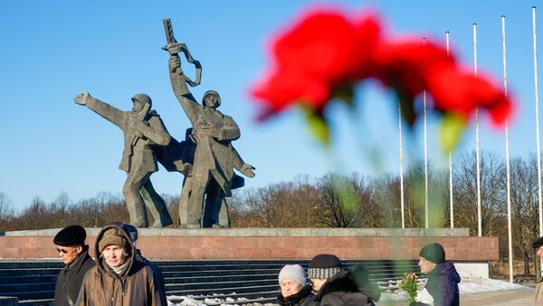 Церемония возложения венков и цветов к памятнику Освободителям Риги в Пардаугаве, 22 февраля 2019 года - Sputnik Latvija