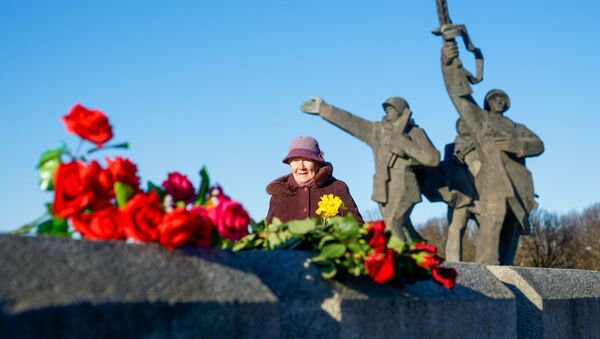 Церемония возложения венков и цветов к памятнику Освободителям Риги в Пардаугаве, 22 февраля 2019 года - Sputnik Латвия