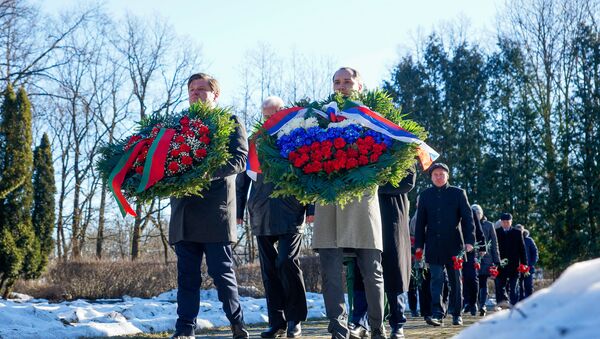 Церемония возложения венков и цветов к памятнику Освободителям Риги в Пардаугаве, 22 февраля 2019 года - Sputnik Latvija