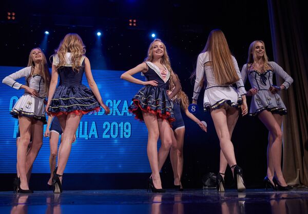 Участницы конкурса Севастопольская красавица - 2019 во время финала - Sputnik Латвия