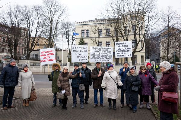 Вердикт суда предрешен: негромкий спектакль о русских школах в Латвии Вердикт суда предрешен: негромкий спектакль о русских школах в Латвии - Sputnik Латвия