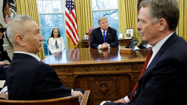 Президент США Дональд Трамп на встрече с вице-премьером Китая Лю Хэ в Белом доме в Вашингтоне - Sputnik Латвия