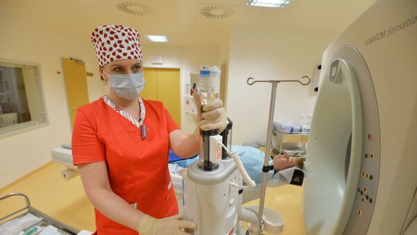 Обследование пациента на компьютерном томографе, архивное фото - Sputnik Латвия