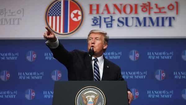 Президент США Дональд Трамп во время пресс-конференции по итогам саммита с лидером КНДР Ким Чен Ыном в Ханое - Sputnik Latvija