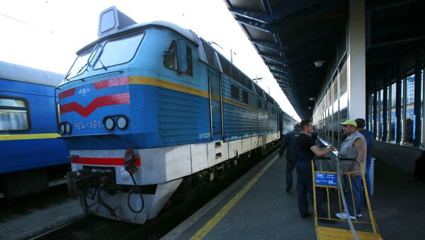 Прибытие поезда на Центральный железнодорожный вокзал в Киеве. - Sputnik Латвия