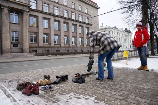 Parādi Ministru Kabinetam, cik pametuši Latviju: Rīgā aizritēja novalkāto apavu zibakcija Parādi Ministru Kabinetam, cik pametuši Latviju: Rīgā aizritēja novalkāto apavu zibakcija - Sputnik Latvija