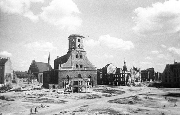 Ратушная площадь в Риге после отступления фашистов, октябрь 1944 года Ратушная площадь в Риге после отступления фашистов, октябрь 1944 года - Sputnik Латвия