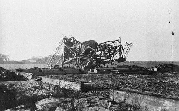 Разрушенный гитлеровцами морской торговый порт Риги, 1944 год - Sputnik Латвия