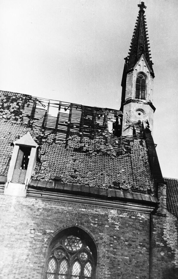 Лютеранская церковь Святого Иоанна в Риге, разрушенная в результате бомбовых ударов, 1944 год - Sputnik Латвия