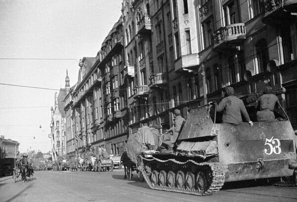 Колонна советских танков проходит по улицам освобожденной Риги, 22 октября 1944 года. - Sputnik Латвия