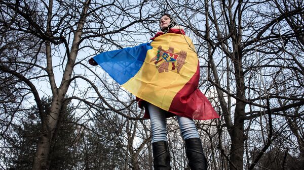 Участница акции протеста оппозиции в Кишиневе в национальном флаге Молдовы - Sputnik Latvija
