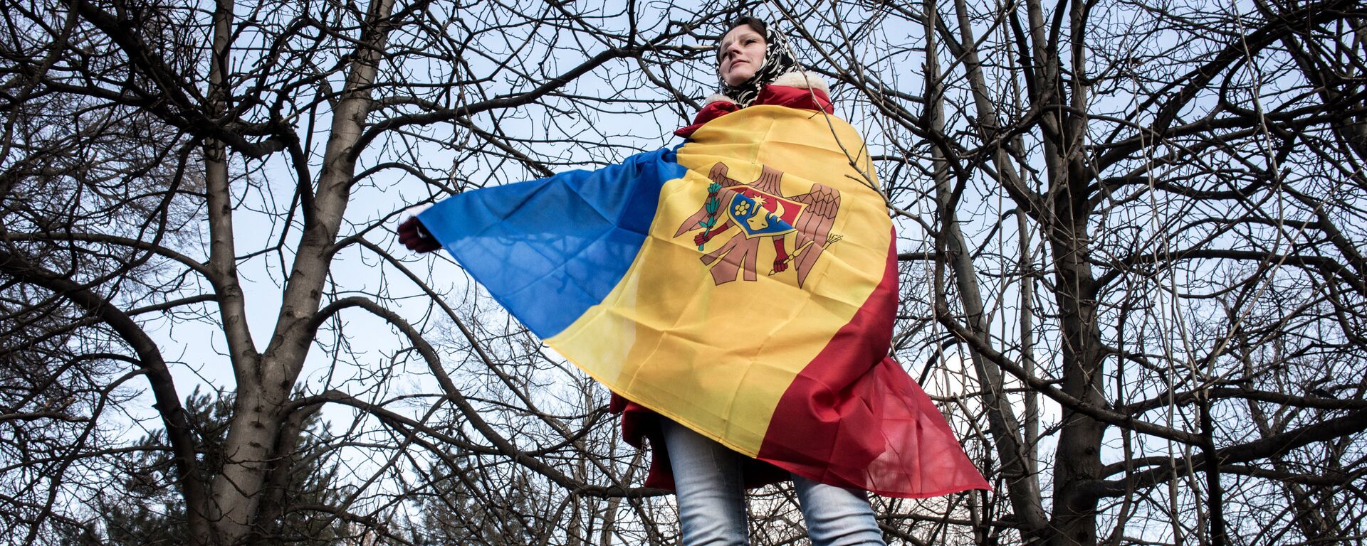 Девушка с национальным флагом Молдавии - Sputnik Латвия, 1920, 26.04.2022
