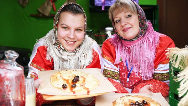 Блины с вареньем из сосновых шишек, приготовленные на масленичной ярмарке в Москве - Sputnik Латвия