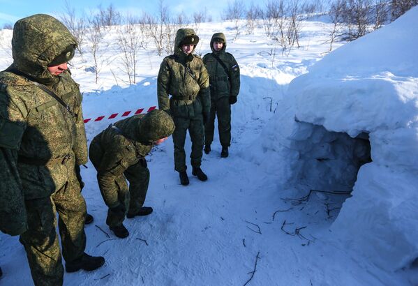 Офицеры сухопутных и береговых войск Северного флота РФ осматривают иглу в рамках практических занятий по отработке боевых действий в условиях Арктики на полигоне Шары в Мурманской области Офицеры сухопутных и береговых войск Северного флота РФ осматривают иглу в рамках практических занятий по отработке боевых действий в условиях Арктики на полигоне Шары в Мурманской области - Sputnik Латвия