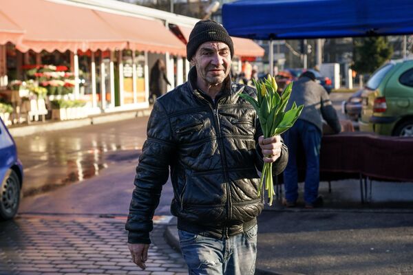 Рижанин с букетом цветов - Sputnik Латвия