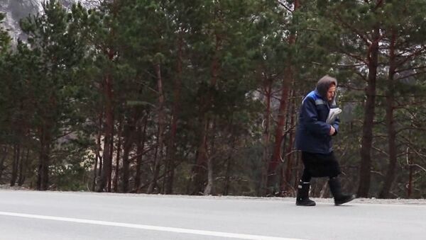 Устаю, но не совсем. Женщина-почтальон в 83 года проходит пешком по 48 км - Sputnik Латвия