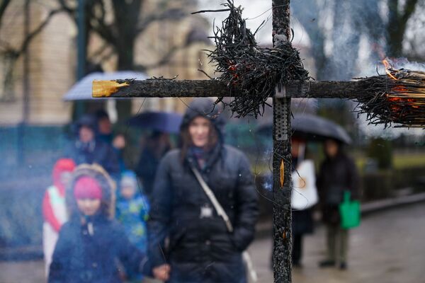 LKS Masļeņica un Piedošanas svētdien: ja nepiedosim, tad sadedzināsim LKS Masļeņica un Piedošanas svētdien: ja nepiedosim, tad sadedzināsim - Sputnik Latvija
