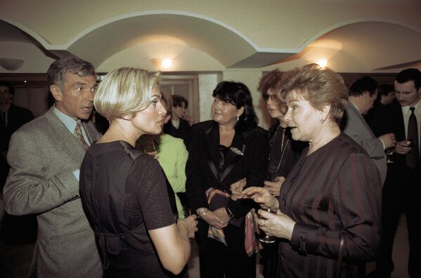 Krievijas prezidenta dzīvesbiedre Naina Jeļcina (no labās) kopā ar dziedātājiem Laimu Vaikuli un Juriju Nikolajevu. L.Vaikules radošais vakars 1996. gada 28. marts - Sputnik Latvija