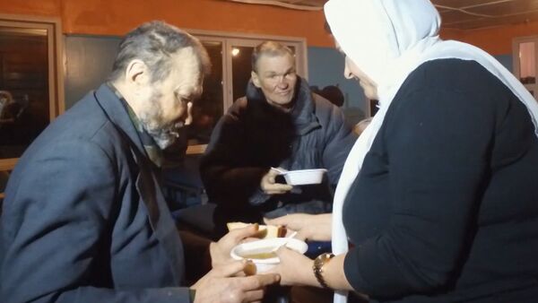 Женщина объяснила, почему бесплатно кормит бездомных - видео - Sputnik Латвия