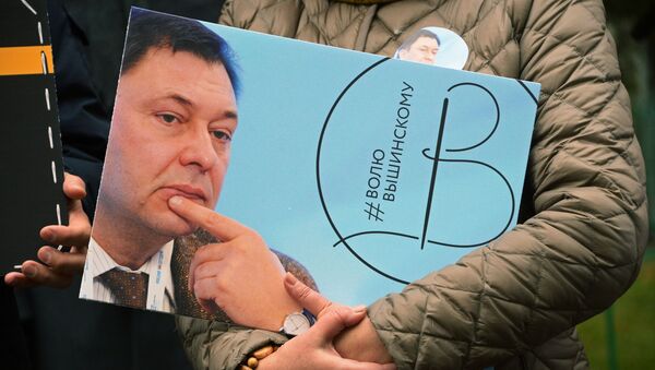 Плакат с портретом руководителя портала РИА Новости – Украина Кирилла Вышинского - Sputnik Latvija