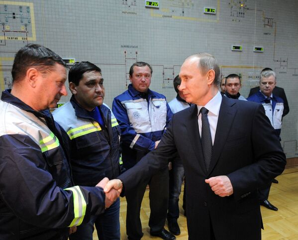 Президент России Владимир Путин во время запуска первой очереди энергомоста в Крым в ходе посещения компании Крымэнерго в Симферополе - Sputnik Латвия