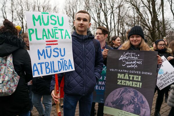 Меняйте политиков, а не климат: латвийцы вышли на марш в центре Риги Меняйте политиков, а не климат: латвийцы вышли на марш в центре Риги - Sputnik Латвия