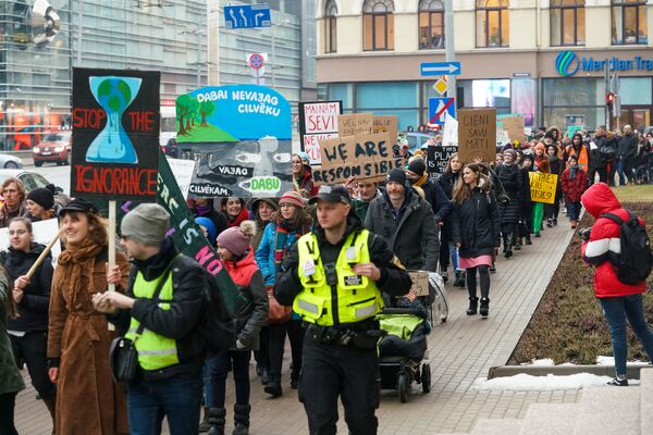 Меняйте политиков, а не климат: латвийцы вышли на марш в центре Риги Меняйте политиков, а не климат: латвийцы вышли на марш в центре Риги - Sputnik Латвия