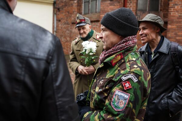 Sirmgalvju gandrīz nav, toties ir cilvēki ar svastiku: Rīgā notiek SS leģionāru gājiens Sirmgalvju gandrīz nav, toties ir cilvēki ar svastiku: Rīgā notiek SS leģionāru gājiens - Sputnik Latvija