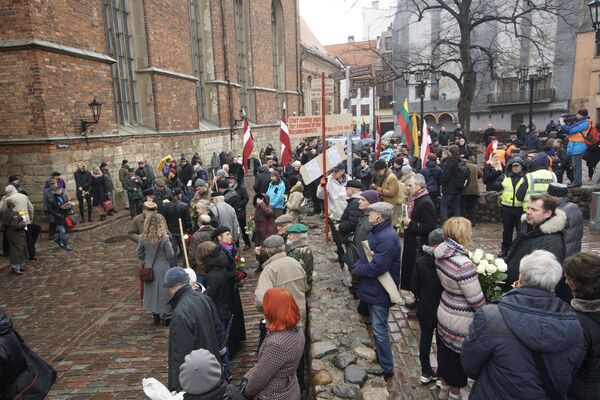Sirmgalvju gandrīz nav, toties ir cilvēki ar svastiku: Rīgā notiek SS leģionāru gājiens Sirmgalvju gandrīz nav, toties ir cilvēki ar svastiku: Rīgā notiek SS leģionāru gājiens - Sputnik Latvija