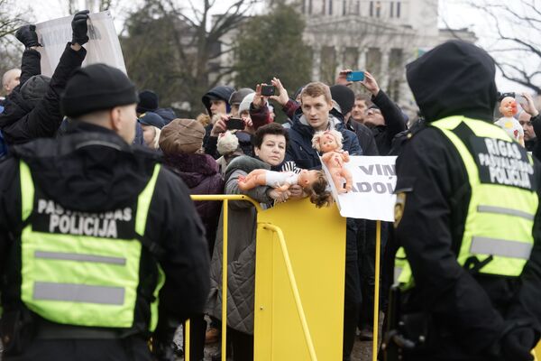Отвели под конвоем: антинацистов не пустили к Свободе Отвели под конвоем: антинацистов не пустили к Свободе - Sputnik Латвия