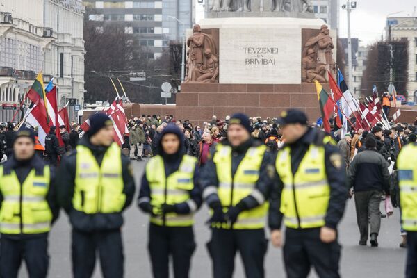 Отвели под конвоем: антинацистов не пустили к Свободе Отвели под конвоем: антинацистов не пустили к Свободе - Sputnik Латвия