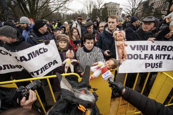Старая Рига вся в свастике: марш проигравших и позор Европы Старая Рига вся в свастике: марш проигравших и позор Европы - Sputnik Латвия