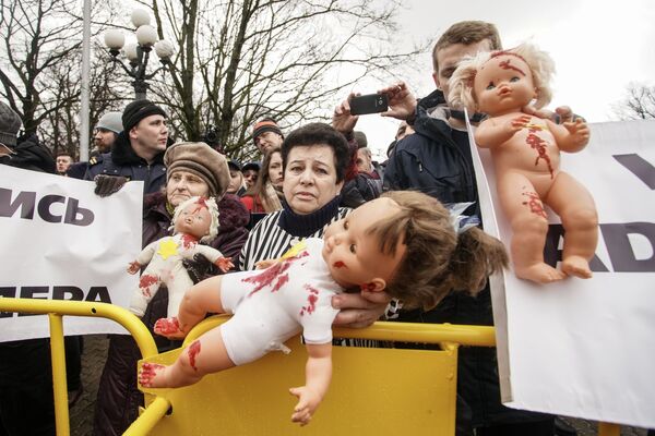 #Своихнебросаем: RT запускает кампанию в поддержку задержанных в Латвии журналистов #Своихнебросаем: RT запускает кампанию в поддержку задержанных в Латвии журналистов - Sputnik Латвия